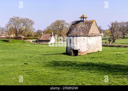 Die mittelalterliche Taube im Cotswold-Dorf Little Badminton, South Gloucestershire, Großbritannien Stockfoto