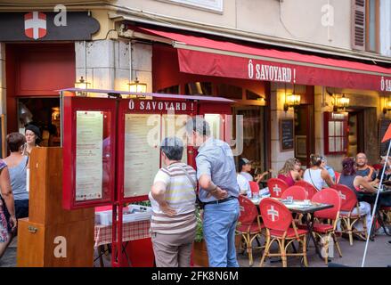 O Savoyard Restaurant Kunden lesen die Speisekarte draußen sitzen Die Terrasse Stockfoto