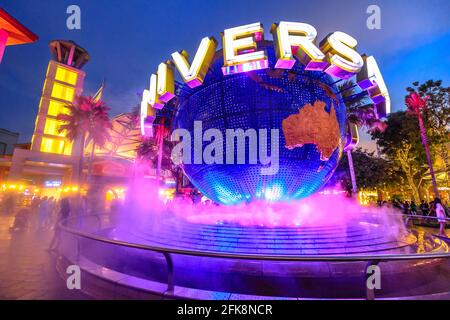 Singapur - 2. Mai 2018: Der leuchtende Globus der Universal Studios auf der Insel Sentosa zur blauen Stunde mit rosa Lichtern. Universal Studios Singapur ist Stockfoto