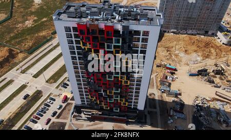 Moderne Stadtentwicklung. Baustelle mit mehrstöckigen Gebäuden im Bau. Die Bauarbeiten sind im Gange. Luftaufnahmen. Stockfoto