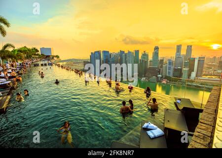 Singapur - 3. Mai 2018: Paare und Touristen machen Selfie im berühmten Infinity Pool des Skyparks, der das Marina Bay Sands Hotel übertauft. Finanzwesen Stockfoto