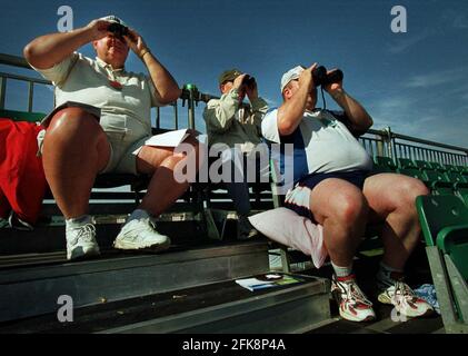 Zuschauer beobachten die British Open Golf Championships im Juli 2000 in St. Andrews Stockfoto