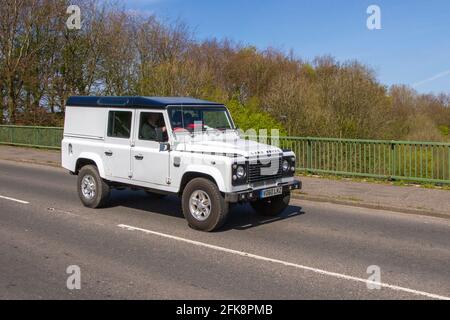 2010 weiß Land Rover Defender 110 County TD; Fahrzeugverkehr, bewegliche Fahrzeuge, Autos, Fahrzeug fahren auf britischen Straßen, Motoren, Fahren auf der Autobahn M6, britisches Straßennetz. Stockfoto