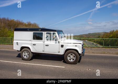2010 weiß Land Rover Defender 110 County TD; Fahrzeugverkehr, bewegliche Fahrzeuge, Autos, Fahrzeug fahren auf britischen Straßen, Motoren, Fahren auf der Autobahn M6, britisches Straßennetz. Stockfoto