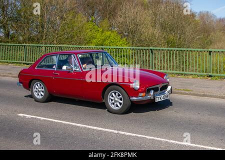 1973 90s roter MG B GT britischer Sportwagen; Oldtimer, geschätzter Veteran, restaurierter alter Timer, Sammlermotoren, Vintage-Erbe, alte erhaltene, Sammlerfahrzeuge aus vergangenen Zeiten. Stockfoto