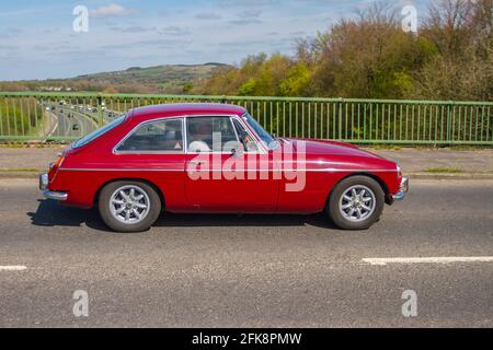 1973 70er Jahre Red mg B GT 1798cc klassische Sportwagen, geschätzter Veteran, restaurierter alter Timer, Sammlermotoren, Vintage-Erbe, Alt erhaltene, Sammlerstücke, restaurierte zweitürige Sportwagen-Fahrt in Manchester UK Stockfoto