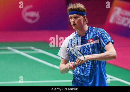 29-04-2021: Badminton: Europäisches Kampioenschap: Kiew KIEW, UKRAINE - 29. APRIL: Der Däne anders Antonsen tritt in seinem Einzelspiel gegen Emre Male aus der Türkei am 3. Tag der Badminton-Europameisterschaft 2021 im Sportpalast am 29. April 2021 in Kiew, Ukraine, an (Foto: Sergey Katasch/Orange Picles) Stockfoto