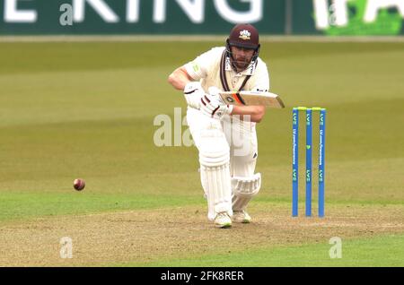 London, Großbritannien. April 2021. Surreys Mark Stoneman flattet, als Surrey Hampshire in der County Championship beim Kia Oval, Tag eins, anflatschen kann. Kredit: David Rowe/Alamy Live Nachrichten Stockfoto