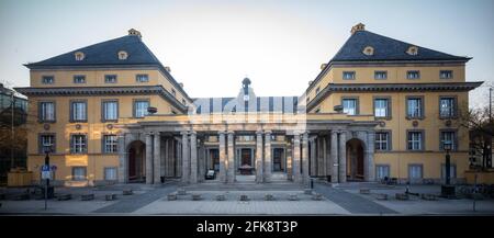 München, Deutschland. April 2021. Das Hauptgebäude der Münchener Rückversicherungs-Gesellschaft AG (Munich Re) im Münchner Stadtteil Schwabing. Kredit: Peter Kneffel/dpa/Alamy Live Nachrichten Stockfoto