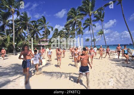 Dominikanische Republik, Animateure bei der Beachvolleyball-Gymnastik, Strand bei Punta Cana Stockfoto