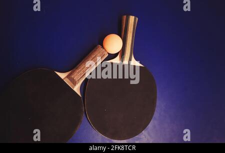 Zwei Tischtennisschläger und -Bälle auf dem Tisch Stockfoto