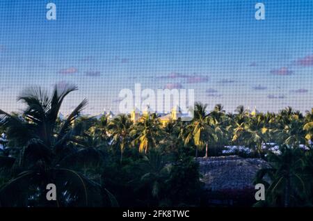 Dominikanische Republik, Blick durch das Moskito-Gitter eines Hotelzimmers auf eine Hotelanlage in Punta Cana Stockfoto