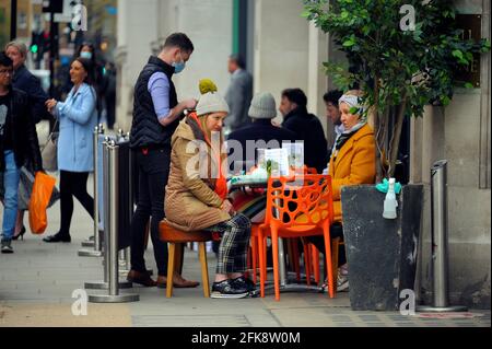 London, Großbritannien. April 2021. Die Oxford Street ist nach Aufhebung der Einschränkungen durch das Coronavirus voll mit Einkäufern. Kredit: JOHNNY ARMSTEAD/Alamy Live Nachrichten Stockfoto