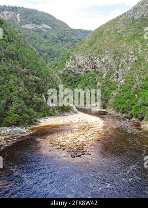 Die Mündung des Loitterings River, wo er durch eine enge Schlucht in den Tsitsikamma Bergen entlang der Südküste Südafrikas ausmündet Stockfoto