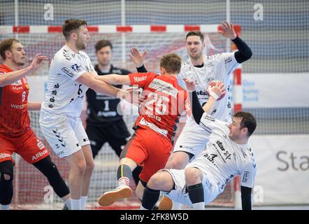 Von links nach rechts Tim ZECHEL (E), Harald REINKIND (KI), Justin MUELLER (Mvºller) (E), Hendrik PEKELER (KI), Domagoj DUVNJAK (KI), Aktion, Verteidigung, Duelle, Duell, Handball 1. Bundesliga, 12 . Spieltag, TUSEM Essen (E) - THW Kiel 27:31, am 25. April 2021 in E ssen/Deutschland ¬ Einsatz weltweit Stockfoto
