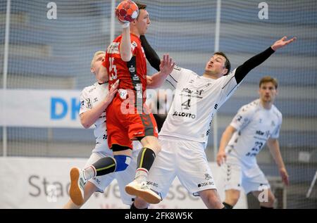 Eat, Deutschland. 25. Apr 2021. Links nach rechts Patrick WIENCEK (KI), Justin MUELLER (Mvºller) (E), Domagoj DUVNJAK (KI) Aktion, Handball 1. Bundesliga, 12. Spieltag, TUSEM Essen (E) - THW Kiel 27:31, am 25. April 2021 in E ssen/Deutschland ¬ weltweite Nutzung Quelle: dpa/Alamy Live News Stockfoto