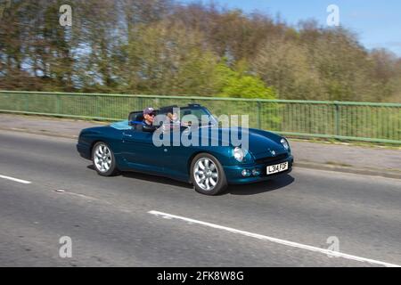 1994 90s MG RV8 Woodcote Green Metallic Roadster; Fahrzeugverkehr, bewegliche Fahrzeuge, Autos, Fahrzeug fahren auf britischen Straßen, Motoren, Fahren auf der Autobahn M6 Autobahn britischen Straßennetz. Stockfoto