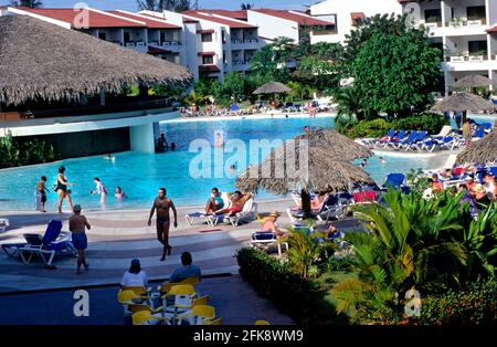 Dominikanische Republik, all inclusive Urlaub am Pool der Hotel-Anlage Playa Dorada in Puerto Plata. Stockfoto