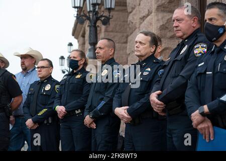 Austin, TX, USA 29. Mai 2021: Polizeichefs und Kommandeure aus Texas stehen auf den Südstufen des Texas Capitol und stellen sich gegen Gesetzesvorlagen im Senat, die es Personen über 21 Jahren erlauben würden, öffentlich eine Handfeuerwaffe ohne Lizenz- oder Schulungsbedarf zu führen. Die Polizeiführer argumentieren, dass dies ihre Arbeit erschweren wird, da Waffenverbrechen landesweit in die Höhe schießen. Kredit: Bob Daemmrich/Alamy Live Nachrichten Stockfoto