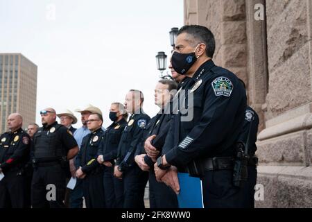 Austin, TX, USA 29. Mai 2021: Polizeichefs und Kommandeure aus Texas, darunter Joseph Chacon von Austin, ganz rechts, stehen auf den Südstufen des Texas Capitol, gegen Gesetzesvorlagen im Senat, die es jedermann über 21 Jahren ermöglichen würden, öffentlich eine Handfeuerwaffe ohne Lizenz- oder Schulungsbedarf zu führen. Die Polizeiführer argumentieren, dass dies ihre Arbeit erschweren wird, da Waffenverbrechen landesweit in die Höhe schießen. Kredit: Bob Daemmrich/Alamy Live Nachrichten Stockfoto