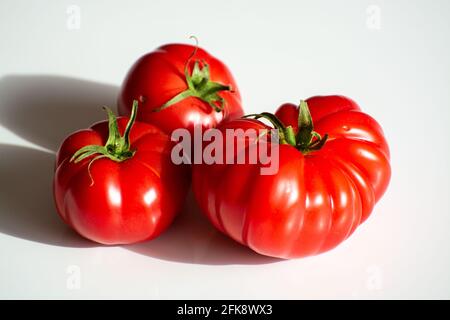 Reife rosa leckere monterosa-Tomaten aus Spanien aus nächster Nähe Stockfoto