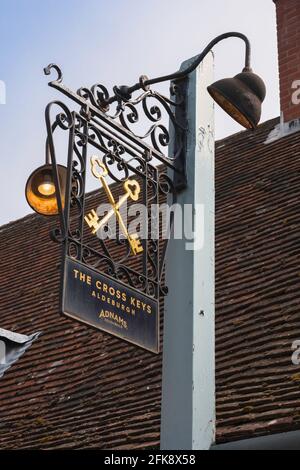 Aldeburgh Pub, Blick auf das Vintage-Schild, das über dem Eingang zum Cross Keys Inn Pub an der Strandpromenade in Aldeburgh, Suffolk, England, hängt Stockfoto