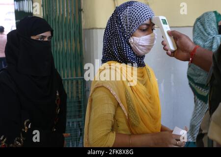 Indien. April 2021. Thermisches Screening von Wählern, die in einer Schlange vor einem Wahllokal stehen, um ihre Stimme während der letzten Phase der Parlamentswahlen in Westbengalen am 29. April 2021 in Kalkutta abzugeben. (Foto von Dipa Chakraborty/Pacific Press) Quelle: Pacific Press Media Production Corp./Alamy Live News Stockfoto