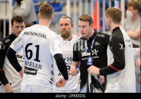 Eat, Deutschland. 25. April 2021. Trainer Filip JICHA (KI) umringt von seinem Team gibt Instruktionen, Auszeit, links nach rechts Domagoj DUVNJAK (KI), Pavel HORAK (KI), Trainer Filip JICHA (KI) Handball 1. Bundesliga, 12. Spieltag, TUSEM Essen (E) - THW Kiel 27:31, am 25. April, 2021 in E ssen/Deutschland ¬ weltweite Nutzung Quelle: dpa/Alamy Live News Stockfoto