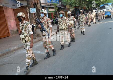 Indien. April 2021. Ein paramilitärischer Soldat steht während der acht Phasen der West-bengalen Staatswahlen in Kalkutta in Indien auf Wache vor einem Wahllokal. Quelle: Pacific Press Media Production Corp./Alamy Live News Stockfoto