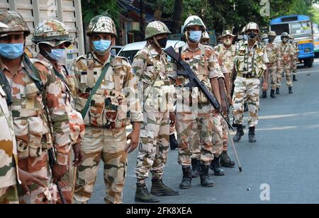 Indien. April 2021. Ein paramilitärischer Soldat steht während der acht Phasen der West-bengalen Staatswahlen in Kalkutta in Indien auf Wache vor einem Wahllokal. (Foto: Sanjay Purkait/Pacific Press) Quelle: Pacific Press Media Production Corp./Alamy Live News Stockfoto