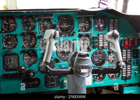 Im alten verlassenen stillgelegten Passagierflugzeug. Stockfoto