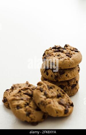 Stapel von Chocolate Chip Cookies auf weißem Hintergrund, isoliert, Dessert Stockfoto