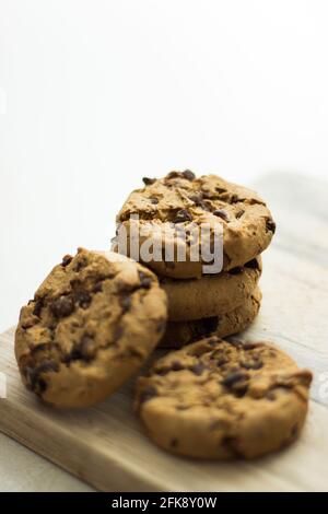 Stapel von Chocolate Chip Cookies auf weißem Hintergrund, isoliert, Dessert Stockfoto
