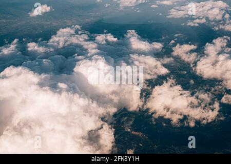 Blick vom Flugzeugfenster auf die Toskana Italien durch die Wolken Stockfoto