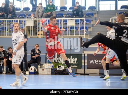 Eat, Deutschland. 25. April 2021. Von links nach rechts Steffen WEINHOLD (KI), Dennis SZCZESNY (E), Torwart Dario QUENSTEDT (KI), Action, Duelle, Duell, Torwurf Handball 1. Bundesliga, 12. Spieltag, TUSEM Essen (E) - THW Kiel 27:31, am 25. April 2021 in Essen ¬ Nutzung weltweit Quelle: dpa/Alamy Live News Stockfoto