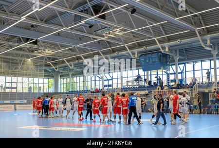 Eat, Deutschland. April 2021. Feature klatschen sich die beiden Teams nach dem Spiel in der Sporthalle am Hallo Handball 1. Bundesliga, 12. Spieltag, TUSEM Essen (E) - THW Kiel 27:31, am 25. April 2021 in E ssen ¬ Nutzung weltweit Quelle: dpa/Alamy Live News Stockfoto