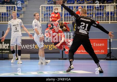 Eat, Deutschland. 25. April 2021. Links nach rechts Sven EHRIG (KI), Steffen WEINHOLD (KI), Noah BEYER (E), Torwart Dario QUENSTEDT (KI), Action, Duelle, Duell, Torwurf Handball 1. Bundesliga, 12. Spieltag, TUSEM Essen (E) - THW Kiel 27:31, am 25. April 2021 in E ssen/Deutschland ¬ Nutzung weltweit Quelle: dpa/Alamy Live News Stockfoto