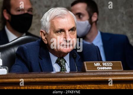 Der US-Senator Jack Reed (Demokrat von Rhode Island), Vorsitzender des US-Senatsausschusses für bewaffnete Dienste, spricht am 29. April 2021 während einer Anhörung des Ausschusses für bewaffnete Dienste des Senats über weltweite Bedrohungen im Dirksen Senate Office Building auf dem Capitol Hill in Washington, DC.Quelle: Samuel Corum/Pool via CNP /MediaPunch Stockfoto