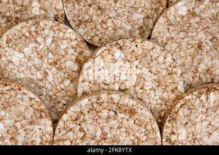 Hintergrund von gepufften Reiskuchen, flaches Lay, Draufsicht, knusprige Reiswaffel, Nahaufnahme Stockfoto