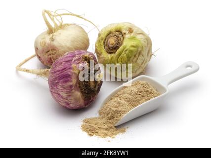 peruanisches Superfood-Maca-Pulver auf weißem Hintergrund isoliert Stockfoto