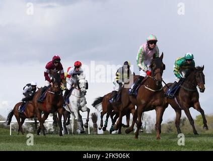 Läufer und Reiter beim Mongey Communications La Touche Cup Cross Country Chase am dritten Tag des Punchestown Festivals auf der Rennbahn von Punchestown in der Grafschaft Kildare, Irland. Ausgabedatum: Donnerstag, 29. April 2021. Stockfoto