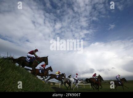 Läufer und Reiter beim Mongey Communications La Touche Cup Cross Country Chase am dritten Tag des Punchestown Festivals auf der Rennbahn von Punchestown in der Grafschaft Kildare, Irland. Ausgabedatum: Donnerstag, 29. April 2021. Stockfoto