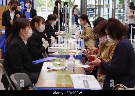 Tokio, Japan. April 2021. Am Bahnhof Tokio stehen Menschen an einem einfachen Test auf eine neue Coronavirus-Infektion. Die Stadtverwaltung von Tokio meldete am Donnerstag 1,027 neue Coronavirus-Fälle, die Ergebnisse von 12,533 Tests, die am 26. April durchgeführt wurden. (Foto von James Matumoto/SOPA Images/Sipa USA) Quelle: SIPA USA/Alamy Live News Stockfoto