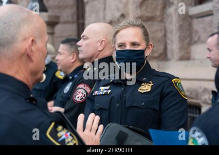 Austin, TX, USA. April 2021. JESSICA ANDERSON von der Polizeibehörde von Houston hört zu, wie die Polizeichefs von Texas am 29. April 2021 im Texas Capitol gegen Gesetzesvorlagen im Senat sprechen, die es Personen über 21 Jahren ermöglichen würden, öffentlich eine Handfeuerwaffe ohne Lizenz- oder Schulungsbedarf zu tragen. Die Gesetzgeber argumentieren, dass dies ihre Arbeit erschweren wird, da Waffenverbrechen landesweit in die Höhe schießen. Quelle: Bob Daemmrich/ZUMA Wire/Alamy Live News Stockfoto