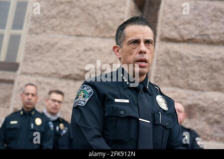 Austin, TX, USA. April 2021. Joseph CHACON, Interim-Chef von Austin, spricht die Medien an, während die Polizeichefs von Texas am 29. April 2021 im Texas Capitol gegen Gesetzesentwürfe im Senat sprechen, die es Personen über 21 Jahren ermöglichen würden, öffentlich eine Handfeuerwaffe ohne Lizenz- oder Schulungsbedarf zu führen. Die Gesetzgeber argumentieren, dass dies ihre Arbeit erschweren wird, da Waffenverbrechen landesweit in die Höhe schießen. Quelle: Bob Daemmrich/ZUMA Wire/Alamy Live News Stockfoto