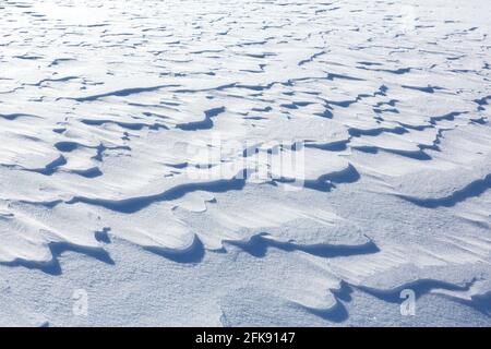 Windinduzierte Schneekrusten auf der Ebene im Winter Stockfoto