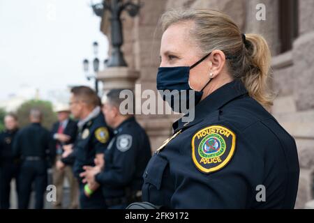 Austin, TX, USA. April 2021. JESSICA ANDERSON von der Polizeibehörde von Houston hört zu, wie die Polizeichefs von Texas am 29. April 2021 im Texas Capitol gegen Gesetzesvorlagen im Senat sprechen, die es Personen über 21 Jahren ermöglichen würden, öffentlich eine Handfeuerwaffe ohne Lizenz- oder Schulungsbedarf zu tragen. Die Gesetzgeber argumentieren, dass dies ihre Arbeit erschweren wird, da Waffenverbrechen landesweit in die Höhe schießen. Quelle: Bob Daemmrich/ZUMA Wire/Alamy Live News Stockfoto