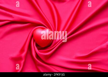 Valentinstag Hintergrund, Valentine Heart Red Silk Stoff, Hochzeit Liebe- rote Herz auf Textil Stockfoto