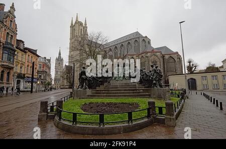 Bronzestatue der Brüder Van Eyck, berühmte flämische Renaissance-Maler von Geo Verbanck, mit der Kathedrale Saint Bavo im Hintergrund, Ghen Stockfoto