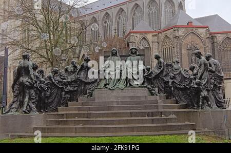 Bronzestatue der Brüder Van Eyck, berühmte flämische Renaissance-Maler von Geo Verbanck, mit der Kathedrale Saint Bavo im Hintergrund, Ghen Stockfoto